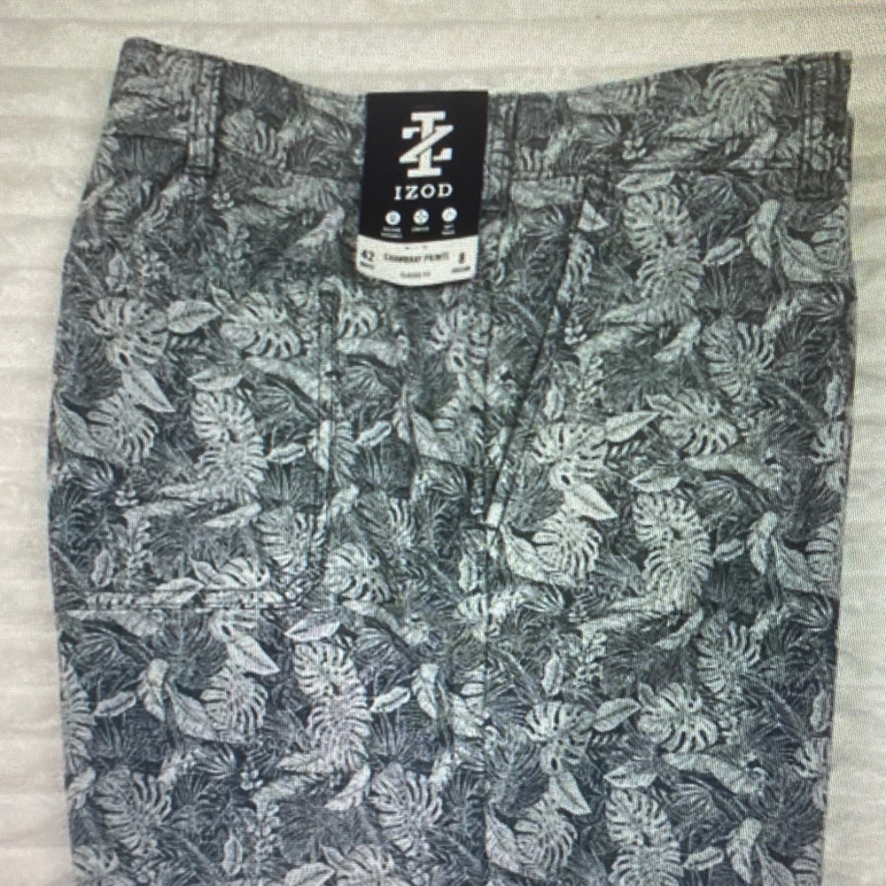 Izod Men's Black and White Leaf Print Shorts